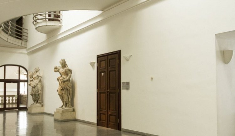 Odbory chtějí růst platů státních úředníků o čtvrtinu. Není to málo, kluci?