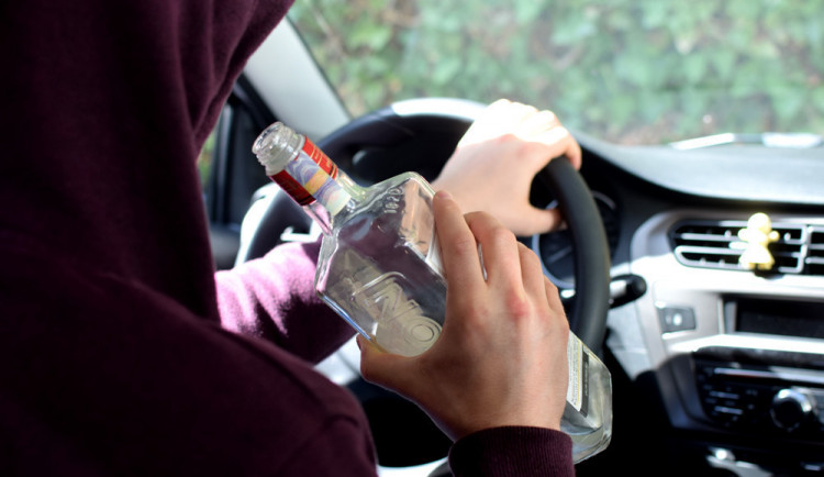 Policie odhalila řidiče, který nadýchal skoro tři promile. Upozornil na sebe nacouváním na trávu