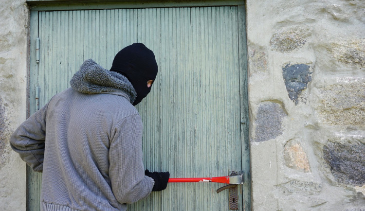 Zloděj při pokusech vniknout do domu způsobil škodu za padesát tisíc, pak ho vyrušil majitel