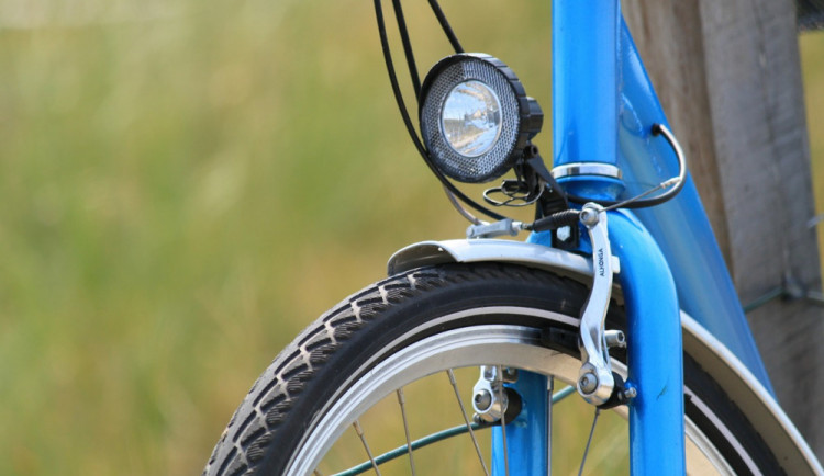 Žena s propadlým řidičákem a technickou u svého auta srazila cyklistku, která jela po hlavní silnici