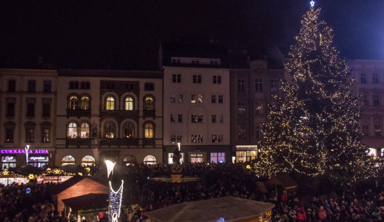 Zloděj se vloupal do stánku na olomouckých vánočních trzích, ukradl třináct lahví alkoholu