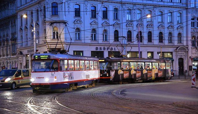 PŘEHLED: Tramvaje i autobusy pojedou mezi svátky jinak. Podívejte se na omezení v jízdních řádech