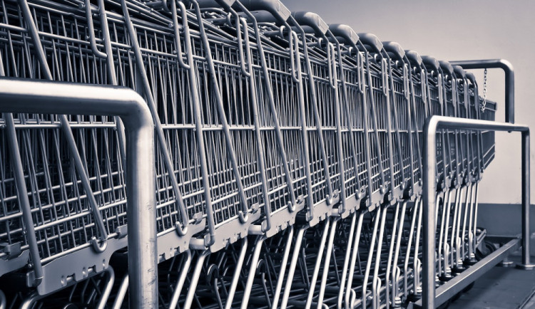 PŘEHLED: Otevírací doba supermarketů mezi svátky. Na Silvestra bude nejdéle otevřený Albert
