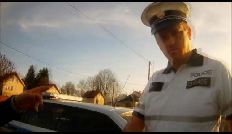 VIDEO: Cizinec nepravdivě obvinil policistu, že pil alkohol. Místo víkendu v Krkonoších skončil v cele