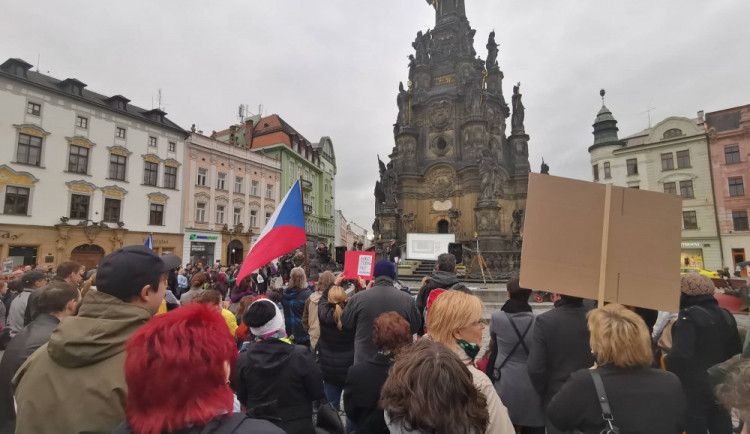FOTO/VIDEO: Za nezávislost justice a proti Babišovi. Lidé korunovali lvy na třídě Svobody