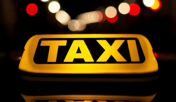Žena se nechala odvézt taxíkem z Olomouce do Přerova. Z auta odešla bez zaplacení