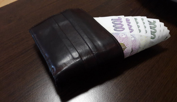 Zloděj ukradl číšnický flek, ve kterém bylo téměř padesát tisíc korun