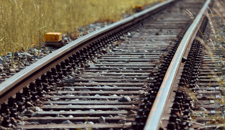 Žena chtěla ukončit svůj život na kolejích. Zachránili ji kolemjdoucí