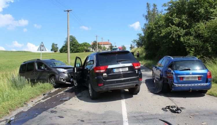 FOTO: Žena skončila v nemocnici po hromadné nehodě tří aut