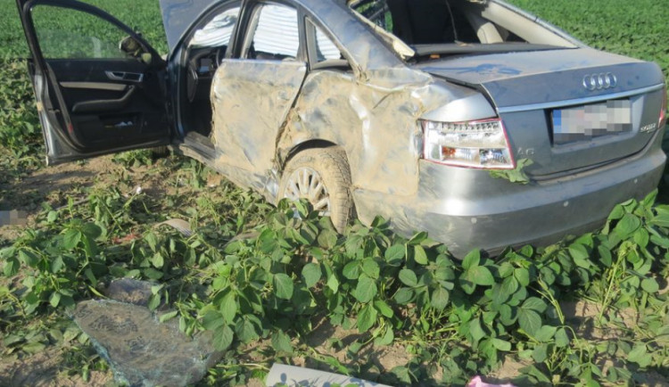Opilý cizinec přetočil auto několikrát přes střechu. On i spolujezdec jsou zranění