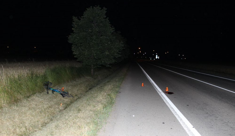 Cyklista srazil chodce, oba byli opilí a neosvětlení. Skončili v nemocnici
