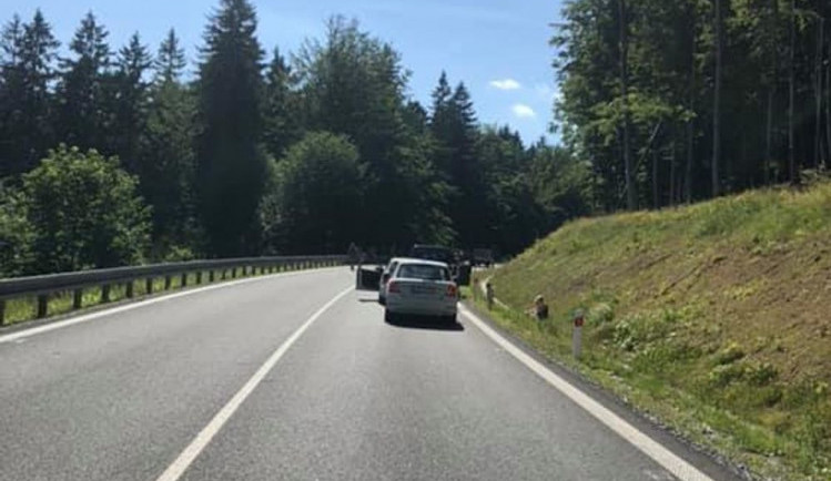 Na Červenohorském sedle zemřel mladý motorkář. Nepřežil náraz do svodidel