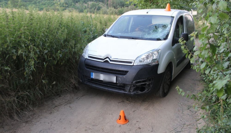 Cyklista jel příliš rychle a na úzké cestě narazil do protijedoucího auta. Skončil v nemocnici