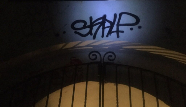 Strážníci dopadli mladíka, který poškodil zeď na schodech do Michalského výpadu