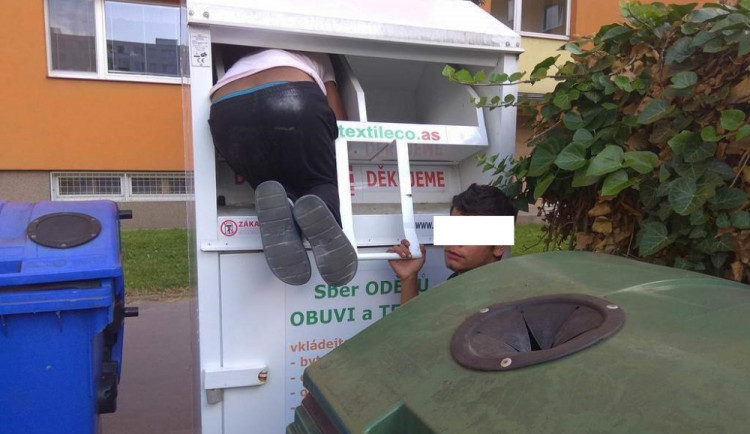 Dva mladíci tahali textil z kontejneru. Po příjezdu strážníků jej museli uklidit