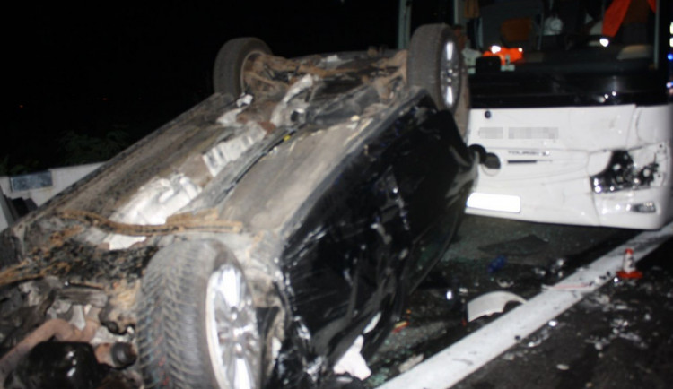 FOTO: Řidič vjel na hromadu stavební suti na dálnici. Auto převrátil na střechu a narazil do autobusu