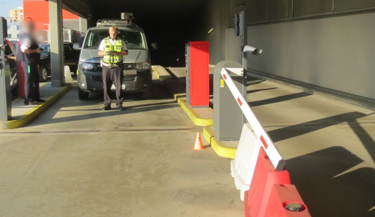 Řidič sešlápl plyn u parkovacího automatu. Zlomil závoru, poškodil patník a porazil značku