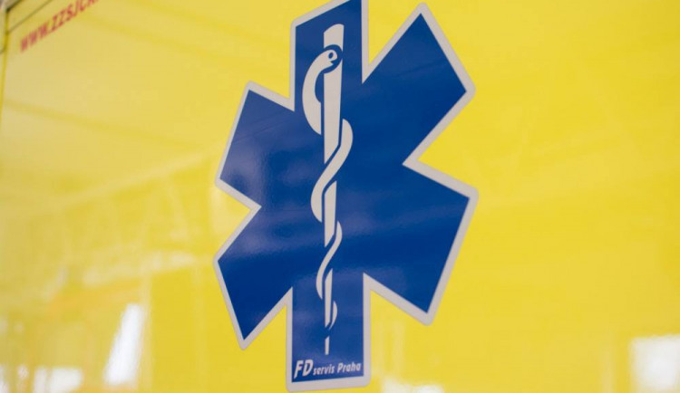 Cyklista narazil do otevřených dveří zaparkovaného auta. Zranil se a skončil v nemocnici