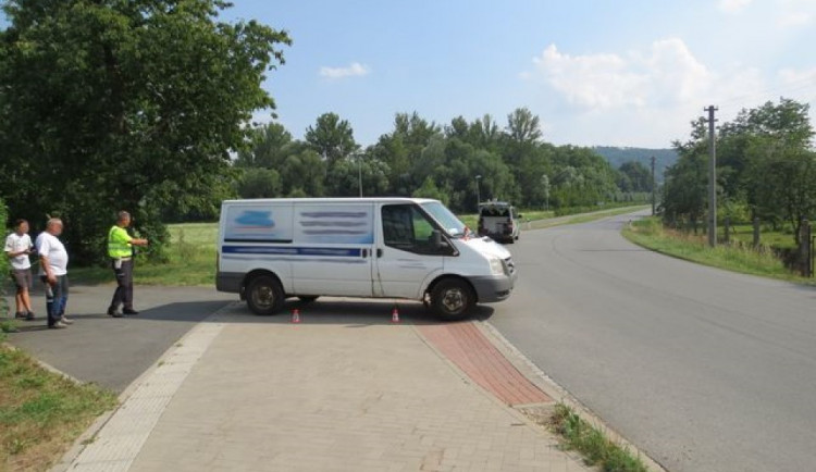 Cyklistka narazila do dodávky, která vjela na cyklostezku. Žena skončila v nemocnici