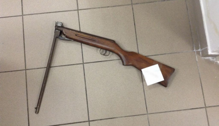 Muž s dítětem stříleli ze vzduchovky v centru Olomouce. Strážníci jim zbraň odebrali