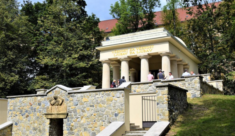 FOTO/VIDEO: Mauzoleum v Bezručových sadech má za sebou druhou etapu rekonstrukce