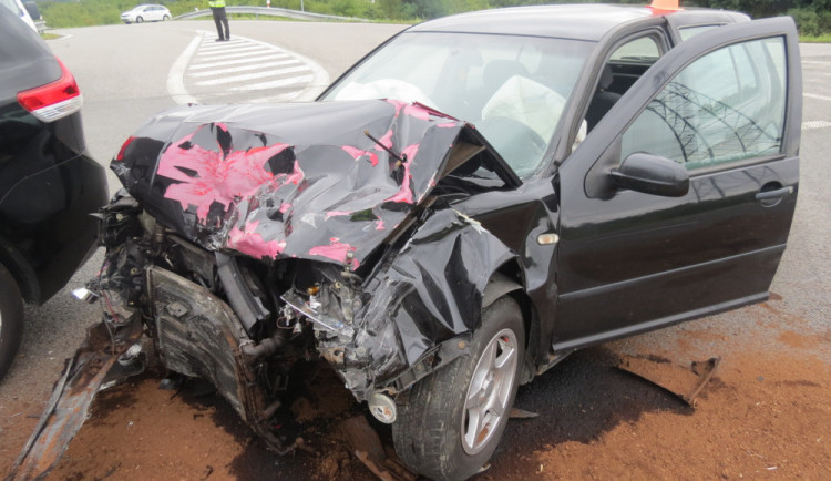 Nehoda dvou aut si vyžádala zranění šesti osob a škodu za sto osmdesát tisíc