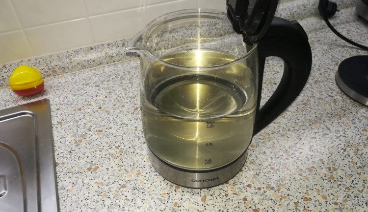 V různých částech Olomouce teče zakalená voda. Příčinou je sobotní havárie vodovodu