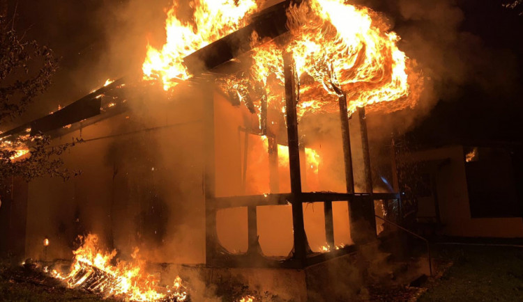 VIDEO: Hasiči zasahovali u požáru dřevěné chatky na Olomoucku