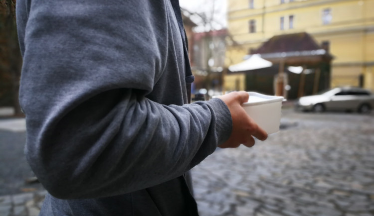 Žena zavolala policii na muže s cihlou v ruce. Ten držel jen krabičku s jídlem