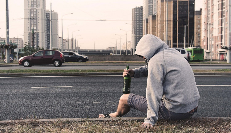 Dvojice pila alkohol v centru Prostějova, teď jim hrozí pokuta až sto tisíc korun