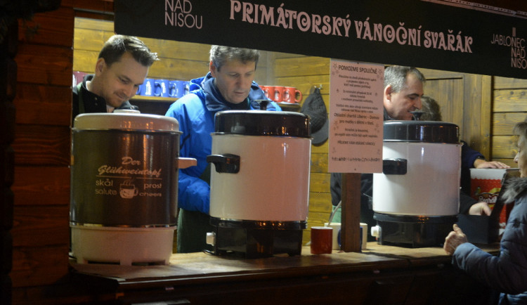 O primátorský svařák je v Jablonci stále větší zájem, letos se vypilo přes 800 hrnků