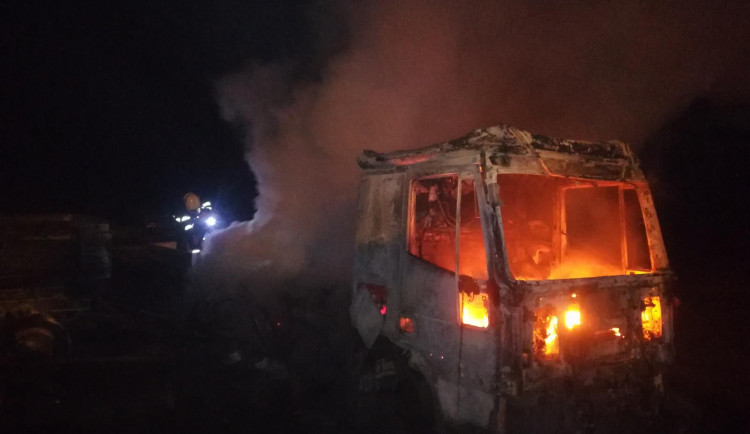 FOTO: Na Jablonecku hořelo nákladní auto. K požáru vyjely jednotky druhého požárního stupně