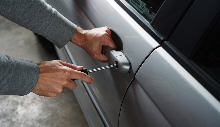 Zloděj vykradl auto na parkovišti. Přilákala ho taška na zadním sedadle