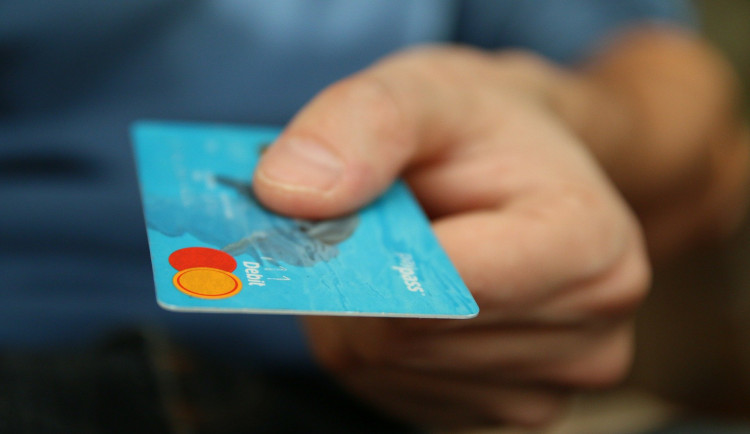 Neznámý žadonil o peníze u bankomatu, po odmítnutí se rozhodl použít pěsti