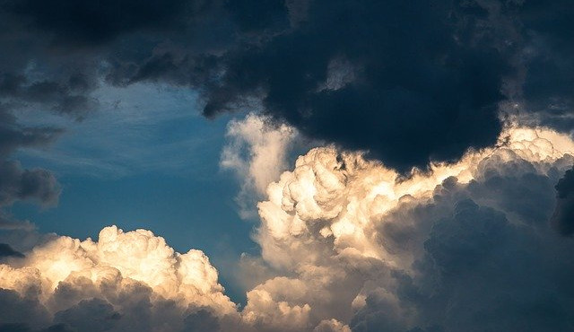 Meteorologové zvýšili výstrahu před dnešním odpoledním silným větrem