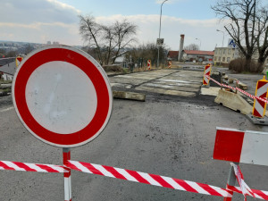 Uzavírka sesunuté silnice v Sedleci po půl roce konečně skončí