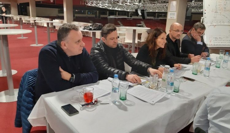 Karlovarští radní mimořádné zastupitelstvo bojkovat nebudou