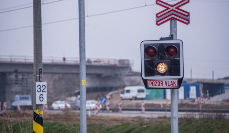 Ze střetu autobusu s vlakem se vyklubalo auto mezi závorami