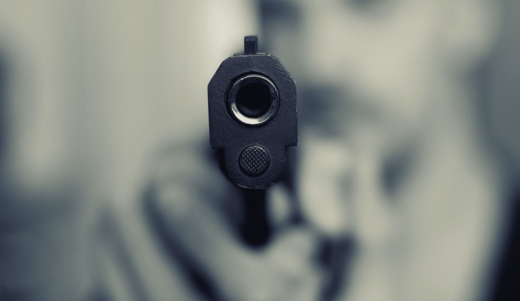 Nemohl si zapálit v taxíku, a tak vytáhl pistoli