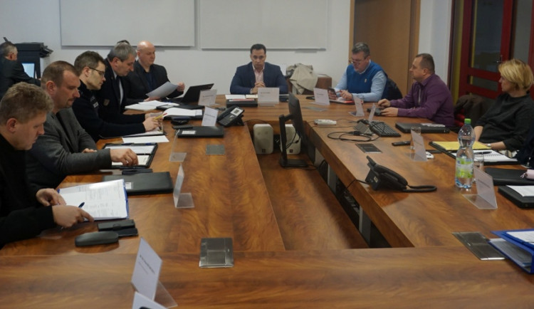 Krizový štáb Karlovarského kraje dnes řešil uzavření hranic a zřídil novou informační linku pro veřejnost