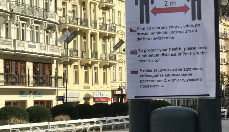 Na karlovarských kolonádách se objevily nové piktogramy