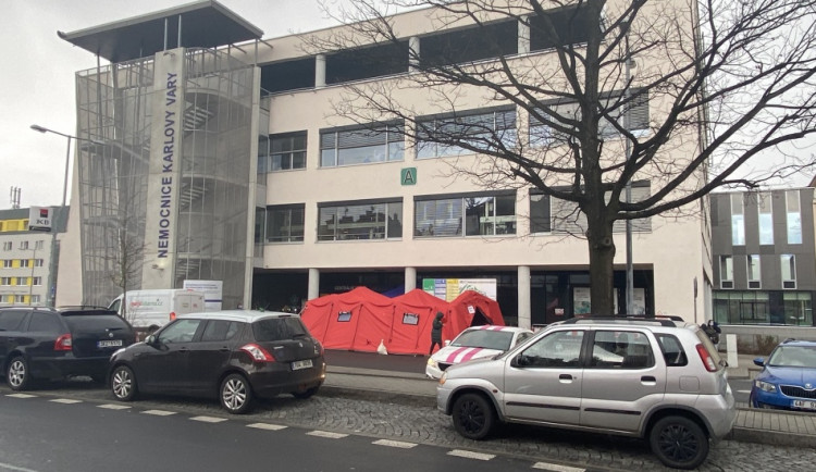 Stan před Karlovarskou krajskou nemocnicí