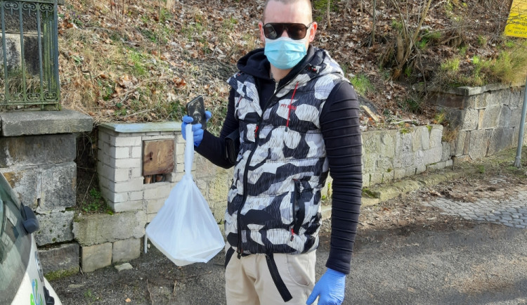 Lidé by se měli chránit rouškou nebo respirátorem