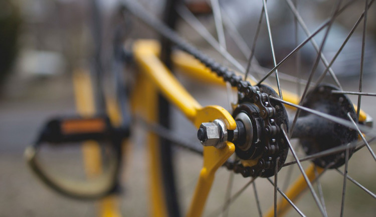 V Hrádku se srazila cyklistka s dívkou. Policisté pátrají po ženě na kole, která z místa odjela