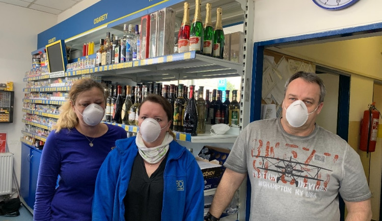 Josef Zickler při předání roušek v obchodě