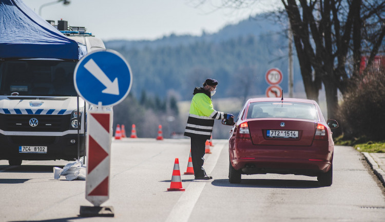 V lese nebo autě je rouška zbytečná, říkají policisté. Někteří lidé ale na jejich nošení kašlou úplně