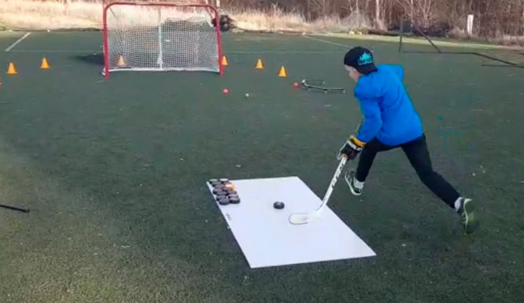 Úkoly nerozdávají jen učitelé, domácí přípravu musí podstupovat i mladí hokejisté nebo gymnastky