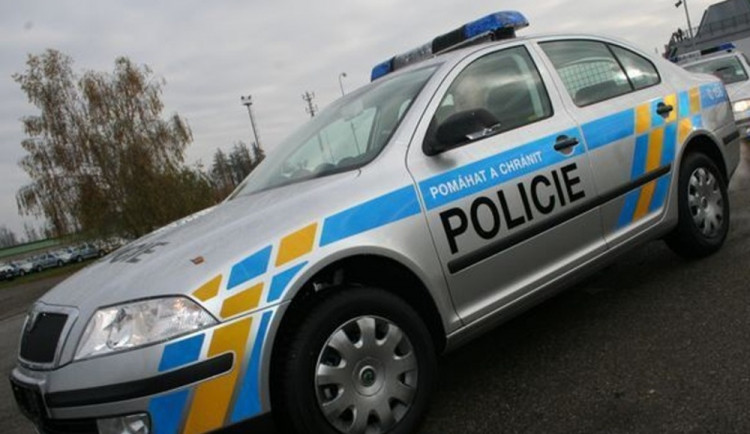 Zloděj ve Starých Splavech ukradl pět kol. Pátrá po něm policie