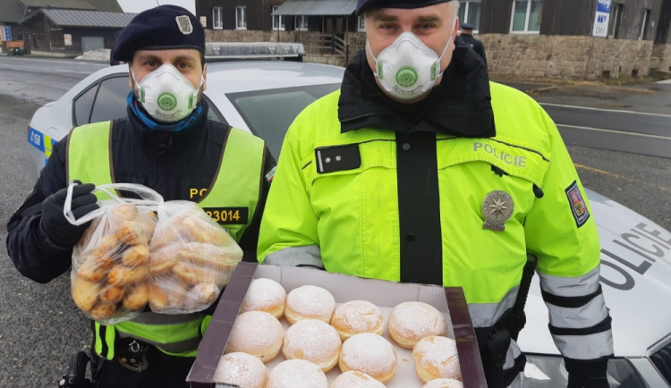 Policistům na hraničních přechodech lidé pomáhají různě