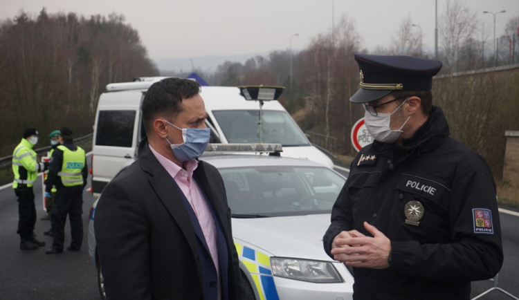 Hejtman Karlovarského kraje Petr Kubis s policejním ředitelem Petrem Macháčkem na hraničním přechodu Pomezí